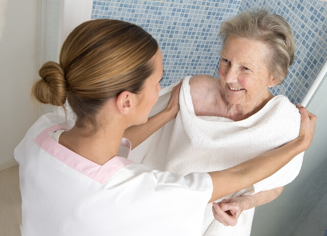 Elderly Grooming Tips When Bathing a Senior Loved One